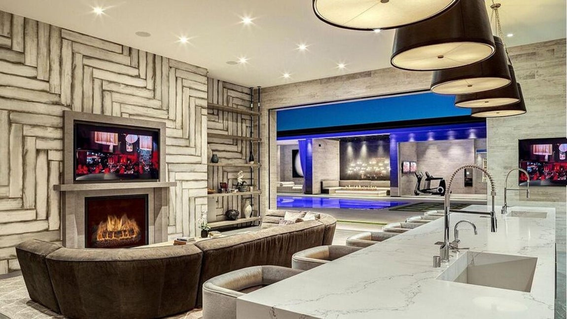 Un equipo de seguridad muy avanzado. Como era de esperar, el sistema de seguridad es muy avanzado, con cámaras en la mayoría de las estancias y varios guardaespaldas en las puertas de la mansión.