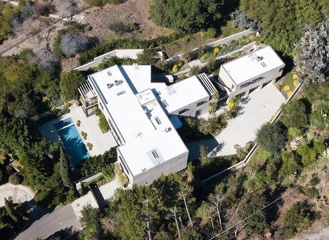 Un enclave que ofrece privacidad. En la casa tampoco podía faltar un gimnasio completamente equipado, un Spa, sala de cine, otra de proyección al aire libre además de la majestuosa piscina.