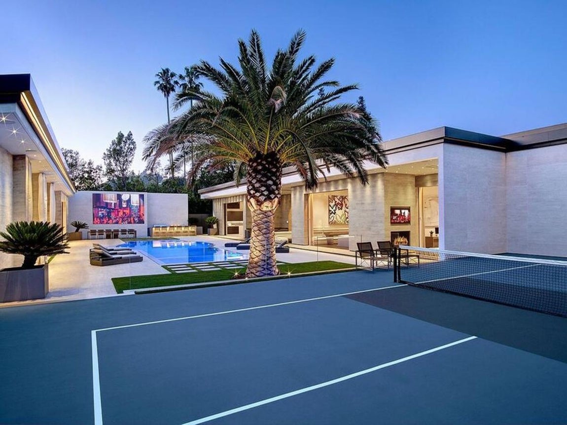 Cuenta con 7 dormitorios y 14 baños. La disposición de las zonas comunes se focaliza en uno de los patios interiores, donde una gran piscina a ras del suelo se hace con el protagonismo. Tanto salones como salas de estar tienen un gran ventanal que comunica con el mismo y que les confiere un extra de luz y amplitud.