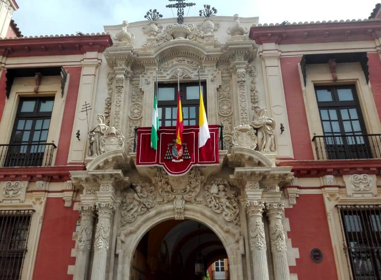 Las banderas ondean a media asta en Sevilla en señal de luto