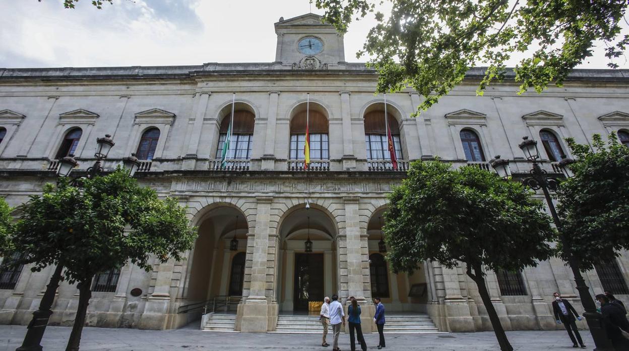 Las banderas ondean a media asta en Sevilla en señal de luto