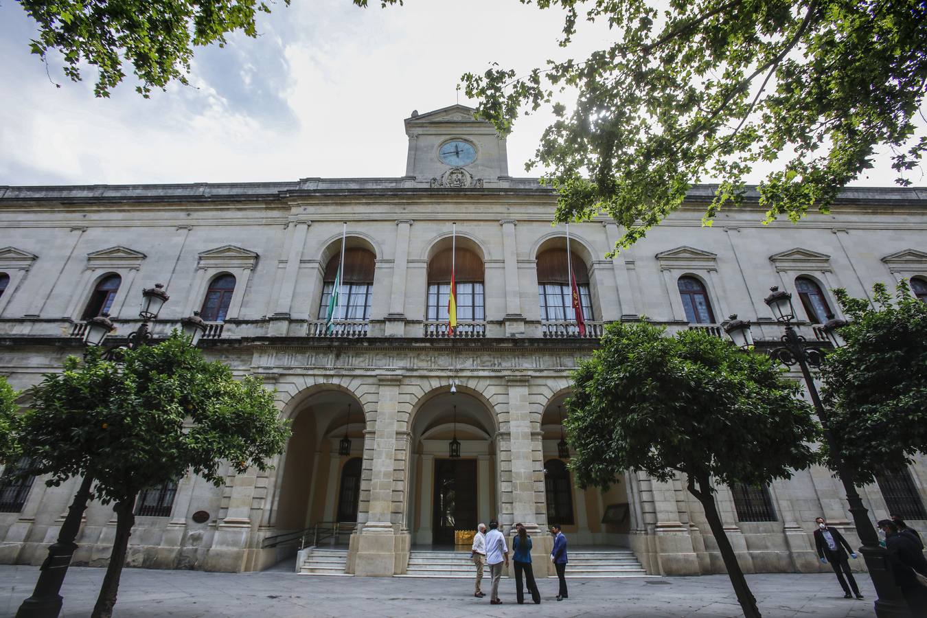 Las banderas ondean a media asta en Sevilla en señal de luto