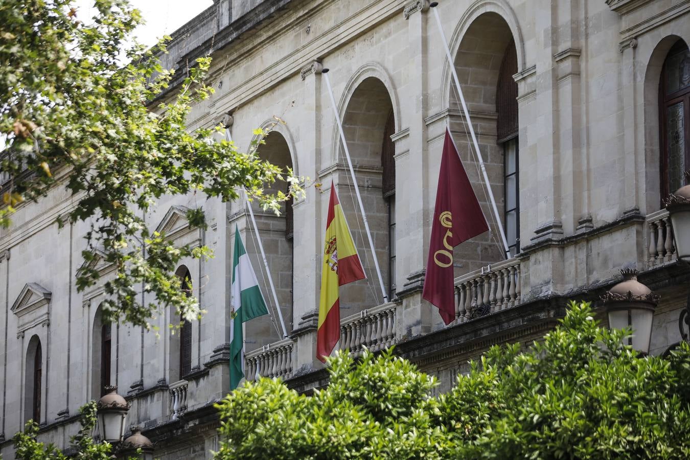 Las banderas ondean a media asta en Sevilla en señal de luto