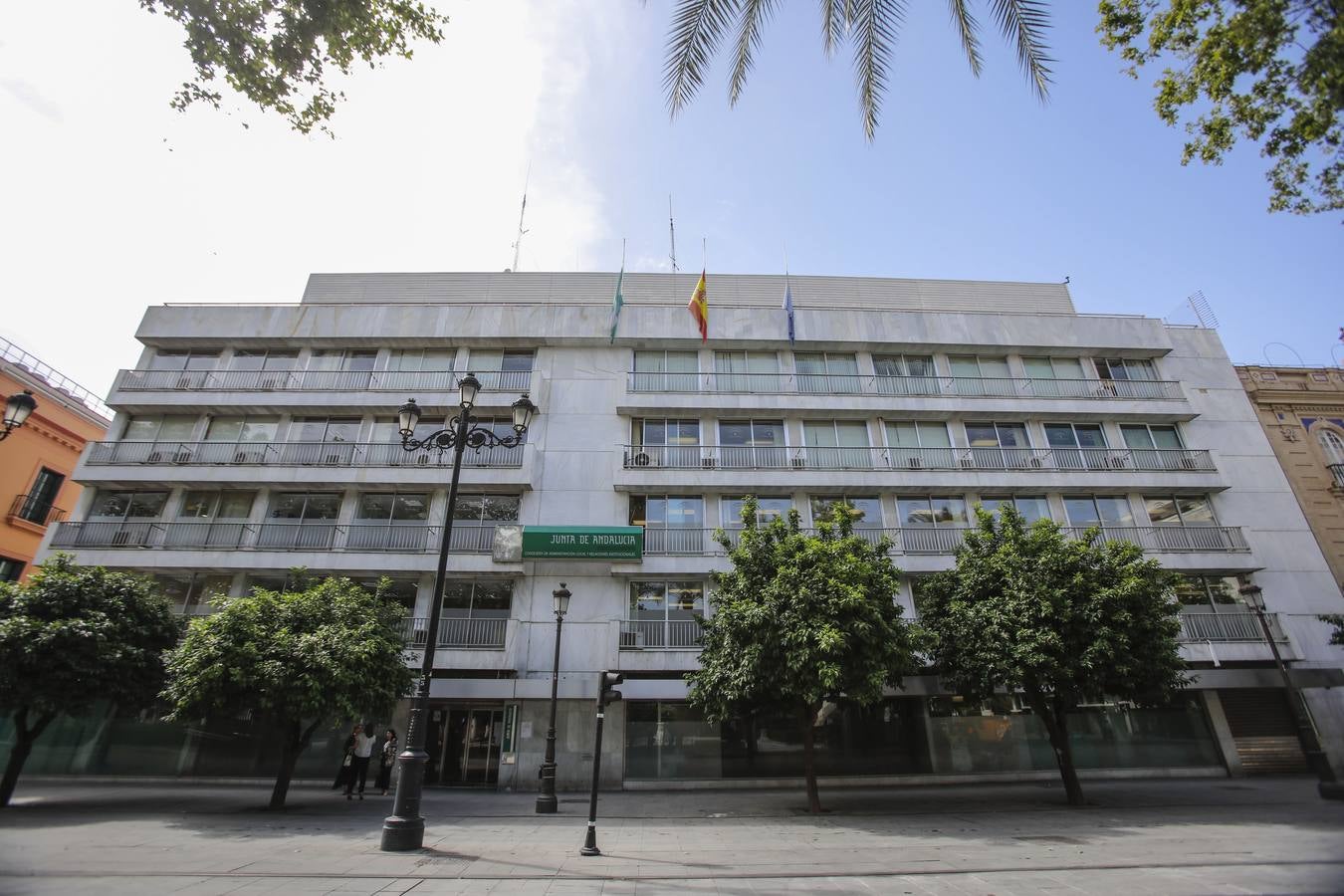 Las banderas ondean a media asta en Sevilla en señal de luto