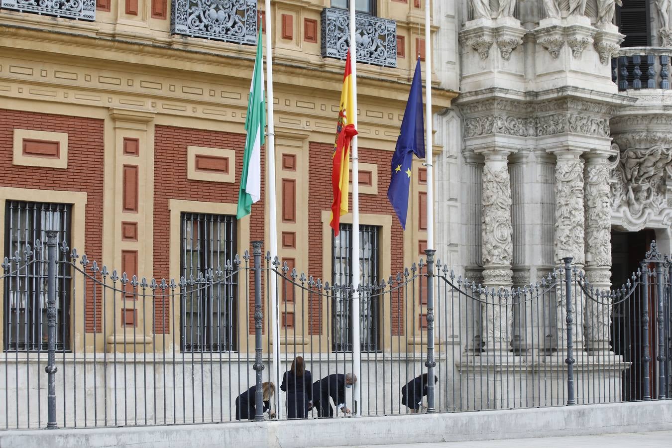 Las banderas ondean a media asta en Sevilla en señal de luto