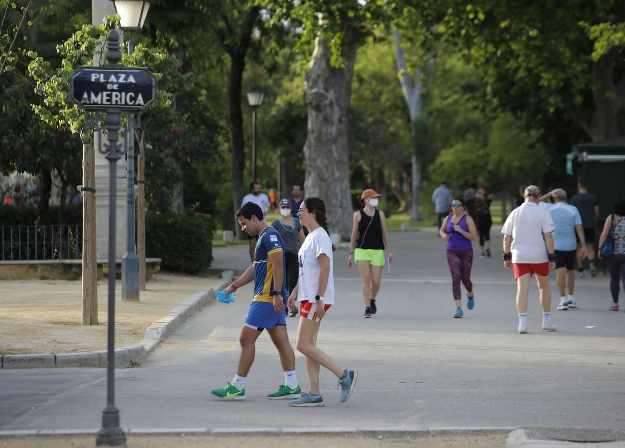 Deportistas y paseantes toman las calles de una Sevilla desescalada