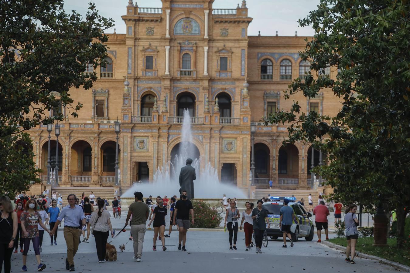 Deportistas y paseantes toman las calles de una Sevilla desescalada