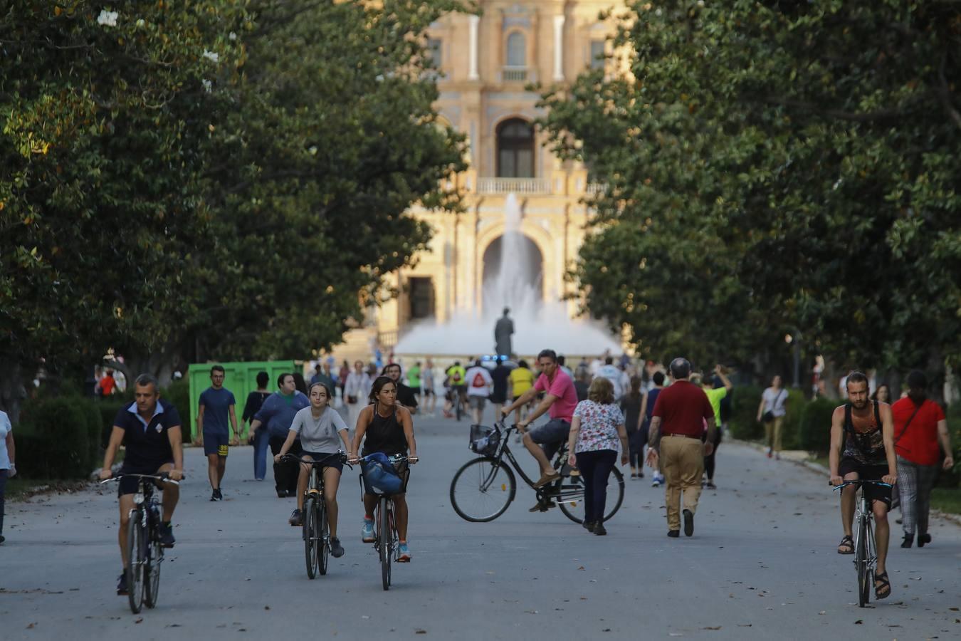 Deportistas y paseantes toman las calles de una Sevilla desescalada