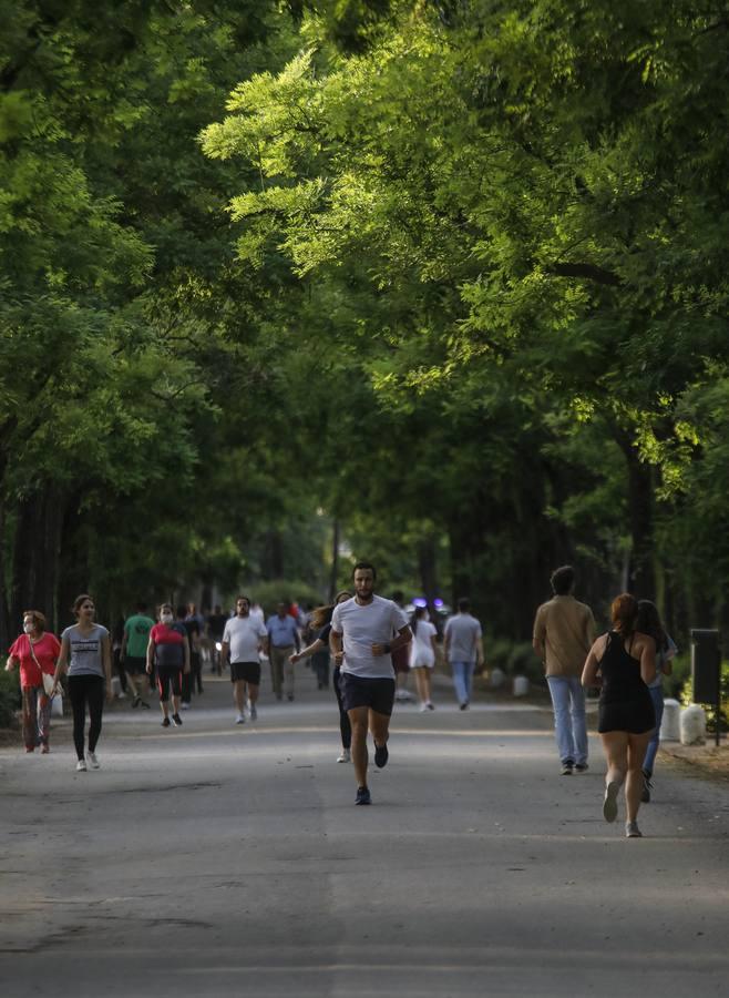 Deportistas y paseantes toman las calles de una Sevilla desescalada