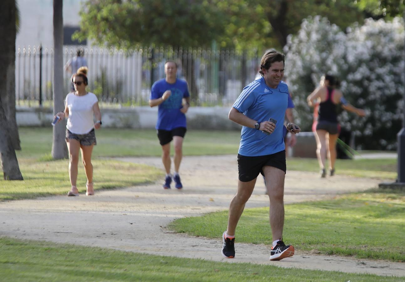 Deportistas y paseantes toman las calles de una Sevilla desescalada