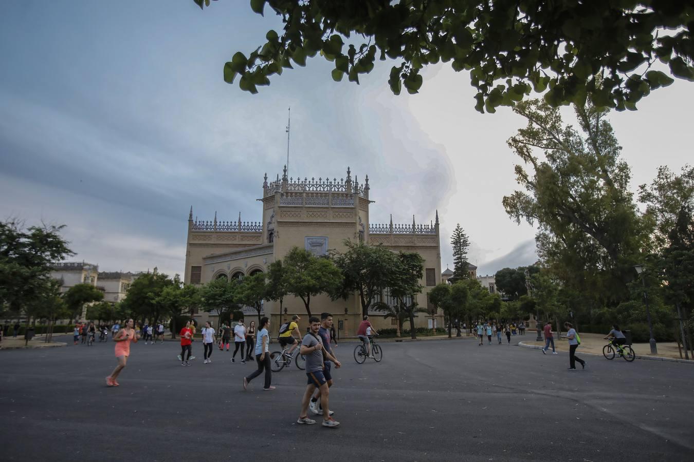 Deportistas y paseantes toman las calles de una Sevilla desescalada