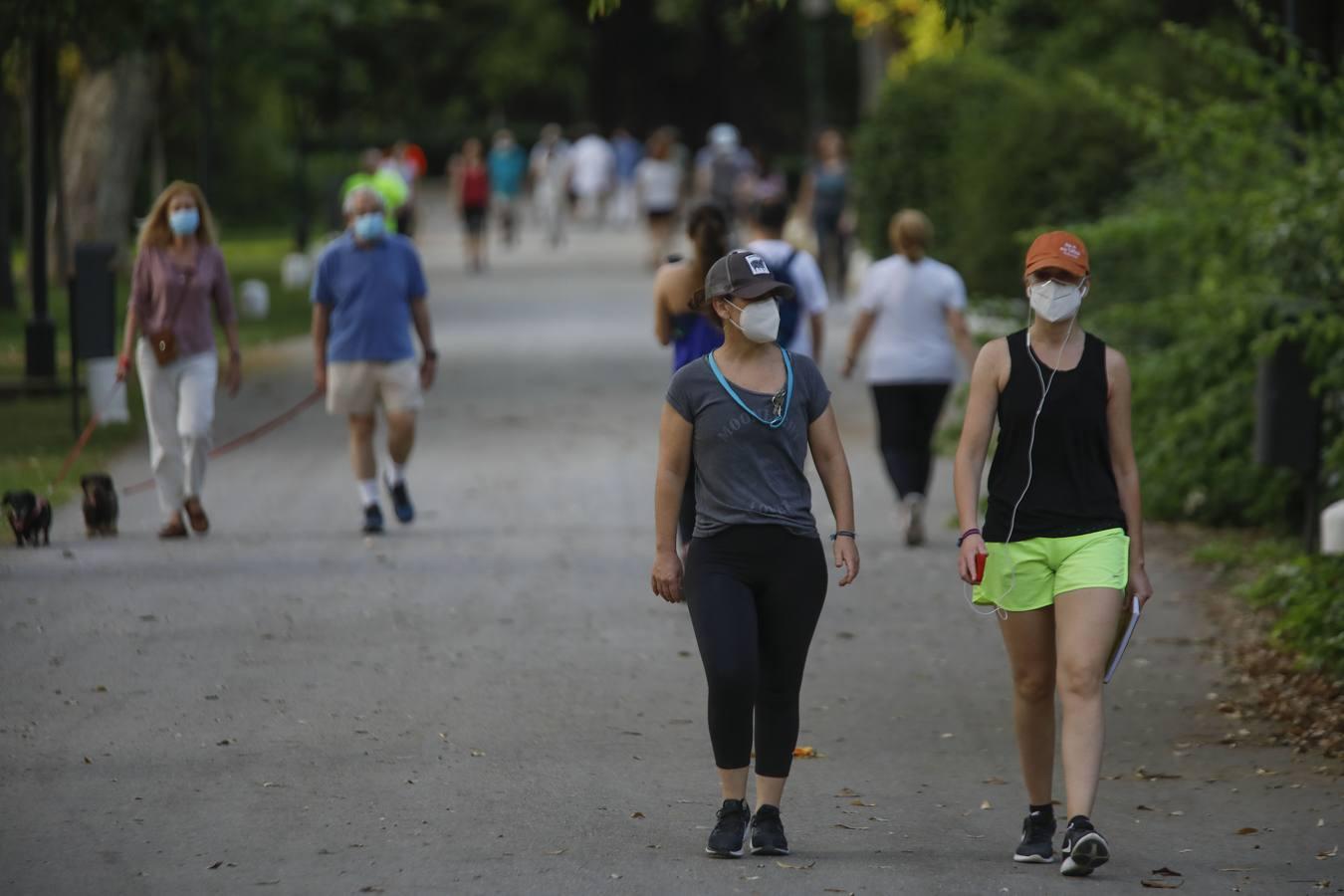 Deportistas y paseantes toman las calles de una Sevilla desescalada