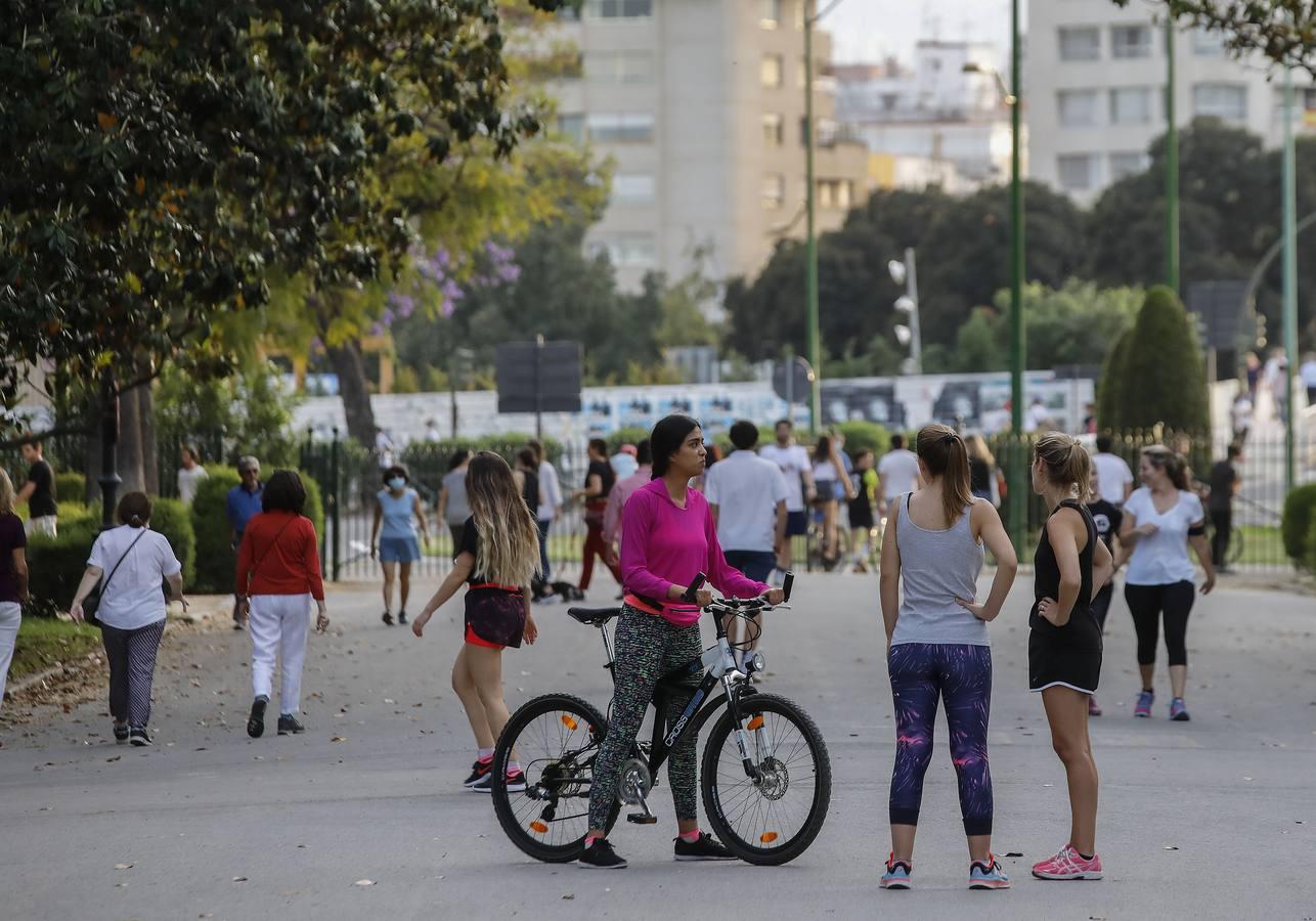 Deportistas y paseantes toman las calles de una Sevilla desescalada