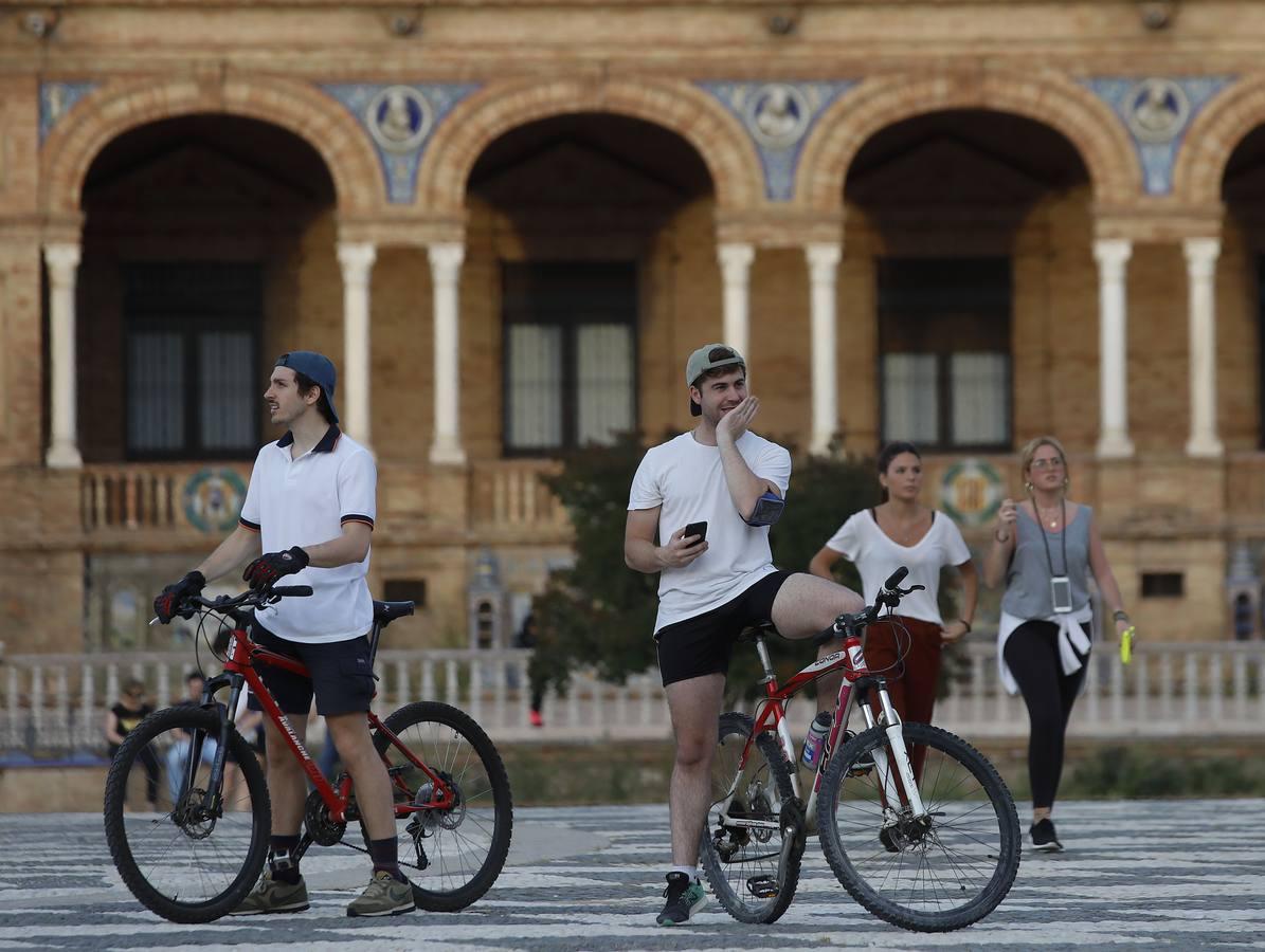 Deportistas y paseantes toman las calles de una Sevilla desescalada