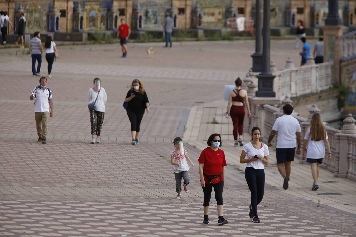 Deportistas y paseantes toman las calles de una Sevilla desescalada