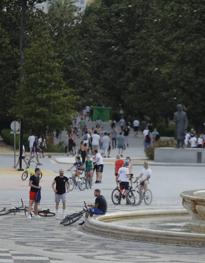 Deportistas y paseantes toman las calles de una Sevilla desescalada