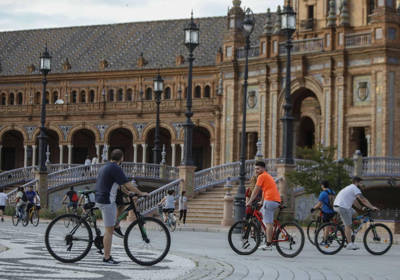 Deportistas y paseantes toman las calles de una Sevilla desescalada