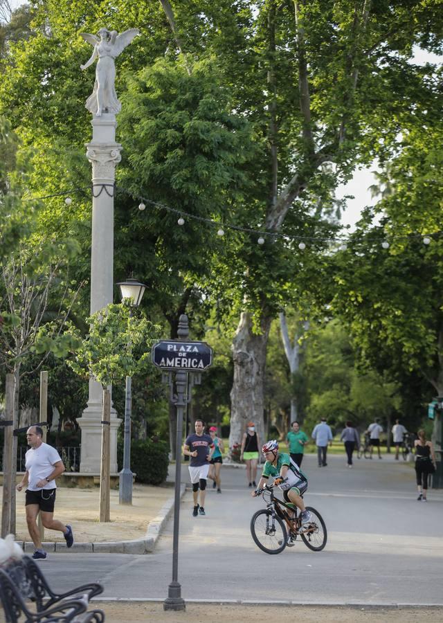 Deportistas y paseantes toman las calles de una Sevilla desescalada