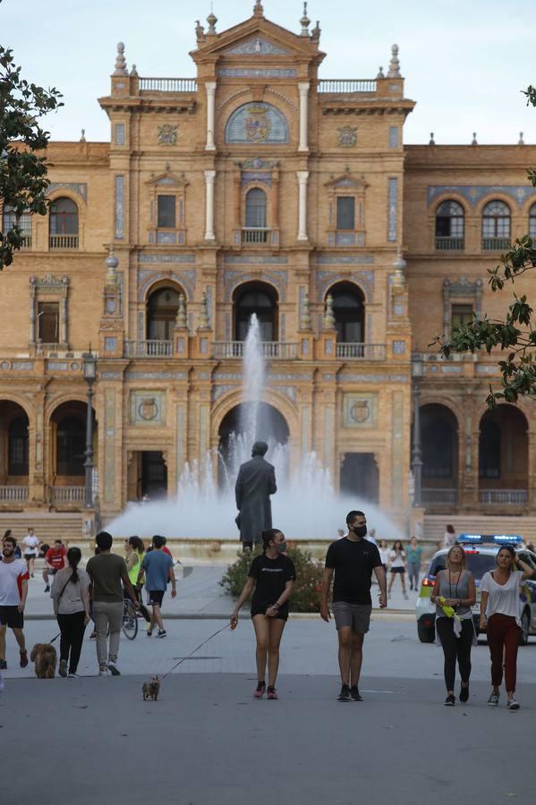 Deportistas y paseantes toman las calles de una Sevilla desescalada