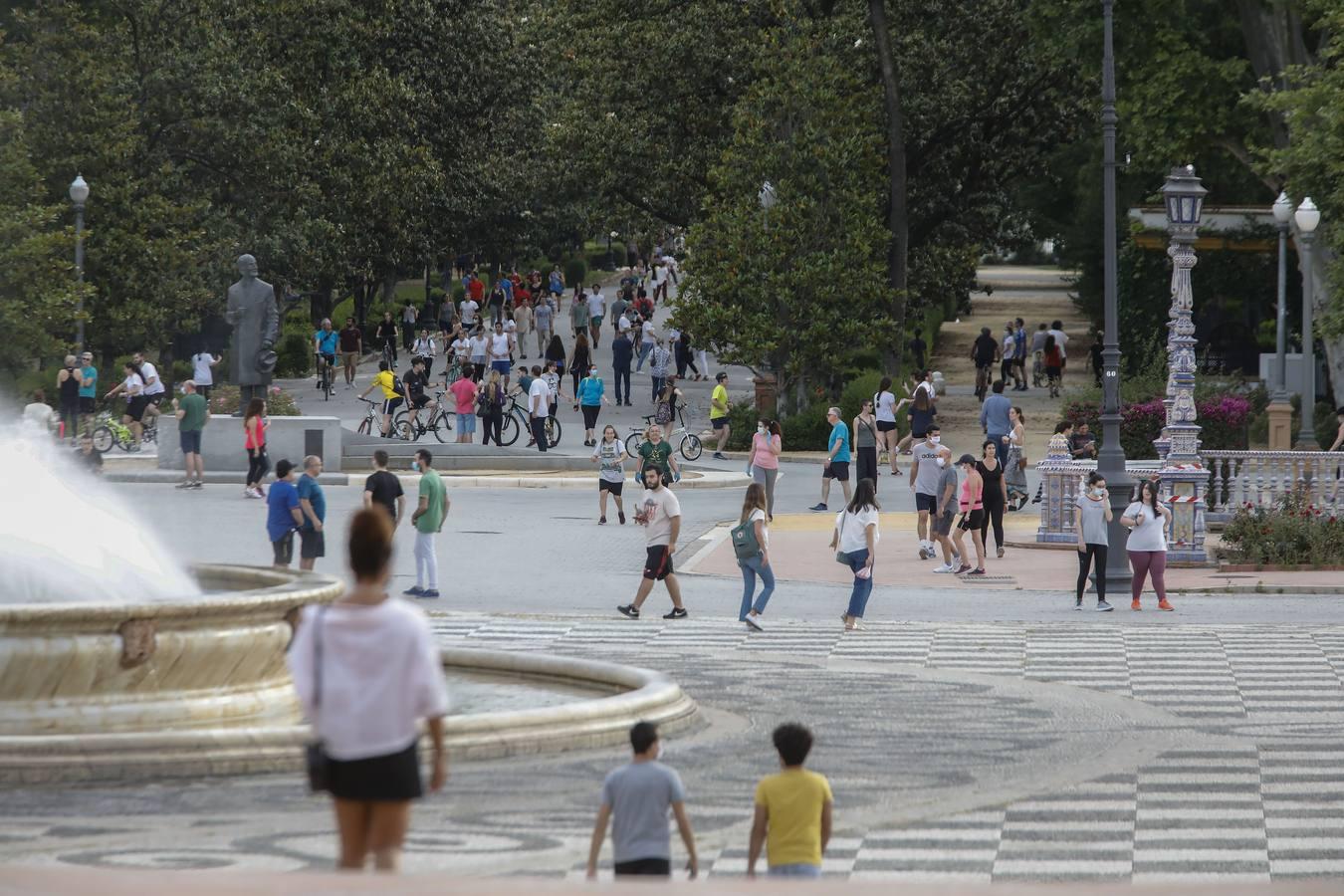 Deportistas y paseantes toman las calles de una Sevilla desescalada