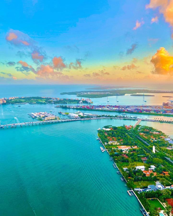 Lujo y riqueza como señas de identidad en estas 10 ciudades. La mayoría de estas ciudades posee una población que no llega a los 5.000 habitantes, una cifra que contrasta con las grandes urbes como Los Angeles o Nueva York. Precisamente su pequeño tamaño es lo que parece haber conquistado a empresarios y magnates para mudarse allí o establecer sus segundas residencias, donde el precio medio de una casa “modesta” como mínimo ronda los 3 millones de dólares. A continuación, los ordenamos de mayor a menor nivel de riqueza.