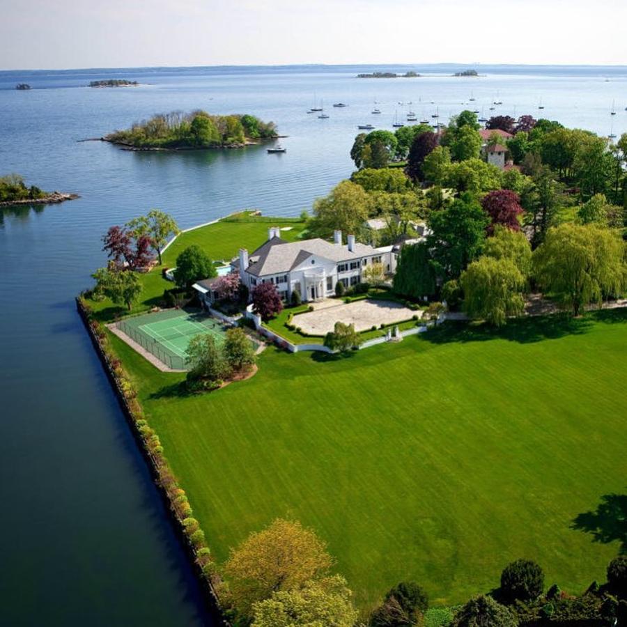 5- Greenwich, Connecticut. Relativamente cerca de Nueva York, es uno de los destinos favoritos para establecer una segunda residencia entre los que viven en la Gran Manzana, y a pesar de tener un tamaño reducido, los Porsches, Bentleys y Ferraris llenan las aceras. El precio medio de una vivienda modesta es de unos 3 millones de dólares, aunque la mayoría supera los 10.