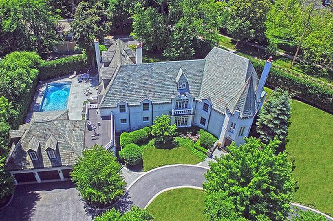 6- Kenilworth, Illinois. Su posición estratégica a pocos kilómetros de Chicago y el lago Michigan lo convierten en el destino favorito de los millonarios de la zona. La mayoría de las edificaciones están realizadas en piedra y madera bajo un estilo colonial y su precio ronda los 2 millones de euros, aunque si están a orillas del lago suelen llegar a los 5.