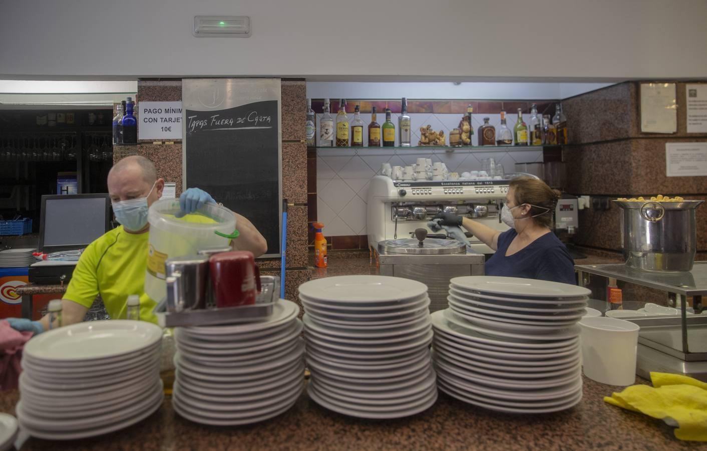 Los comercios de Sevilla se preparan para abrir sus puertas