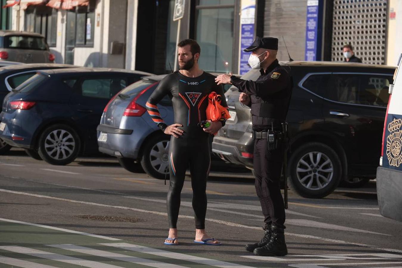 FOTOS: Agentes vigilan que no se practique surf por la tarde en Cádiz