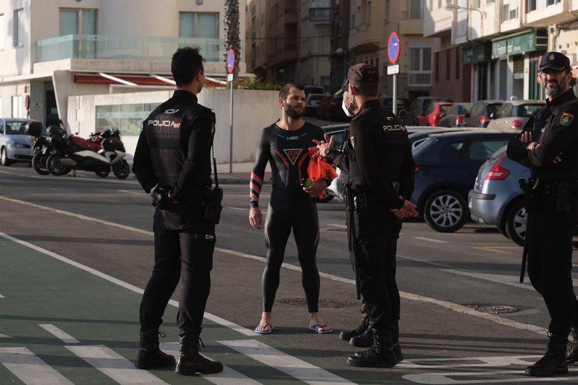 FOTOS: Agentes vigilan que no se practique surf por la tarde en Cádiz