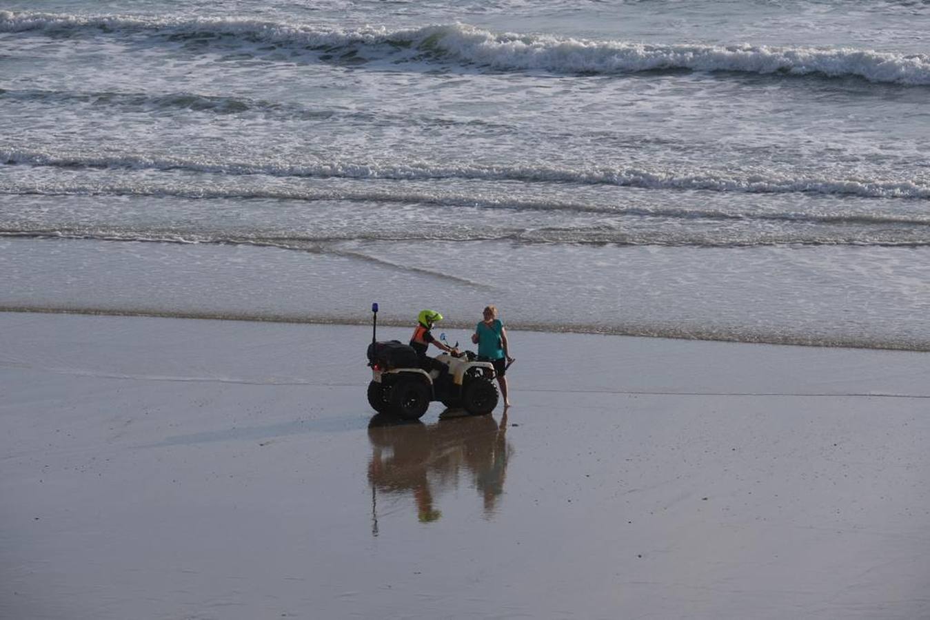 FOTOS: Agentes vigilan que no se practique surf por la tarde en Cádiz