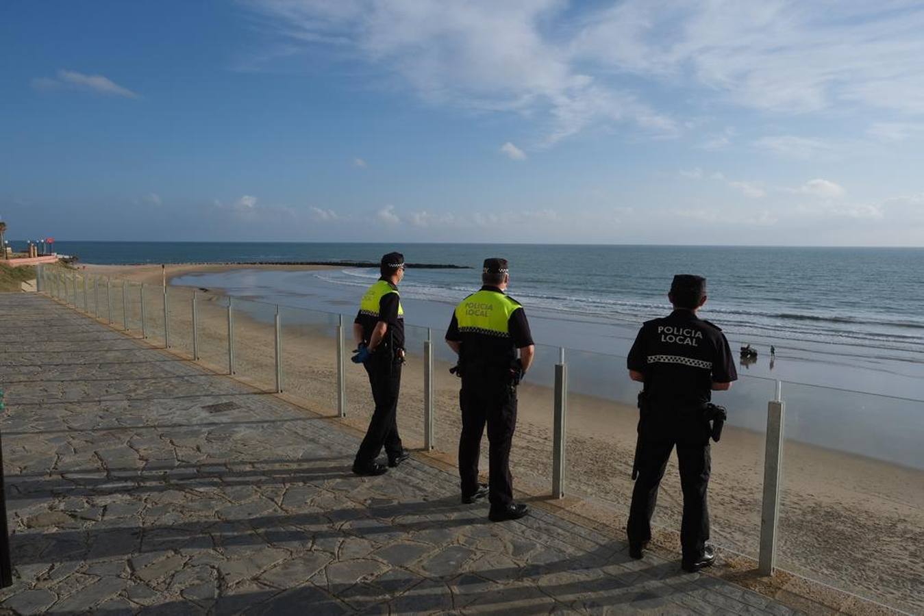 FOTOS: Agentes vigilan que no se practique surf por la tarde en Cádiz