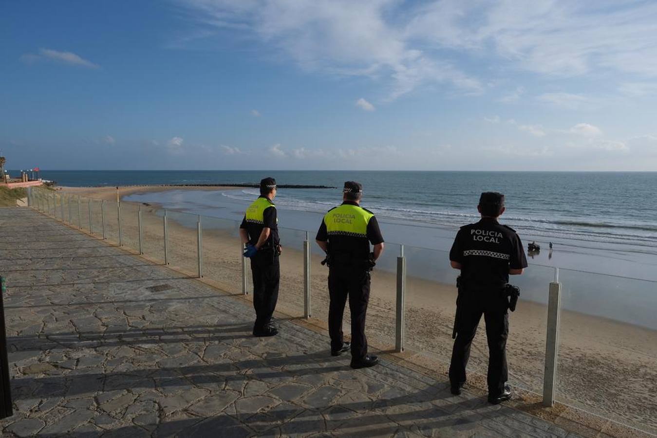 FOTOS: Agentes vigilan que no se practique surf por la tarde en Cádiz