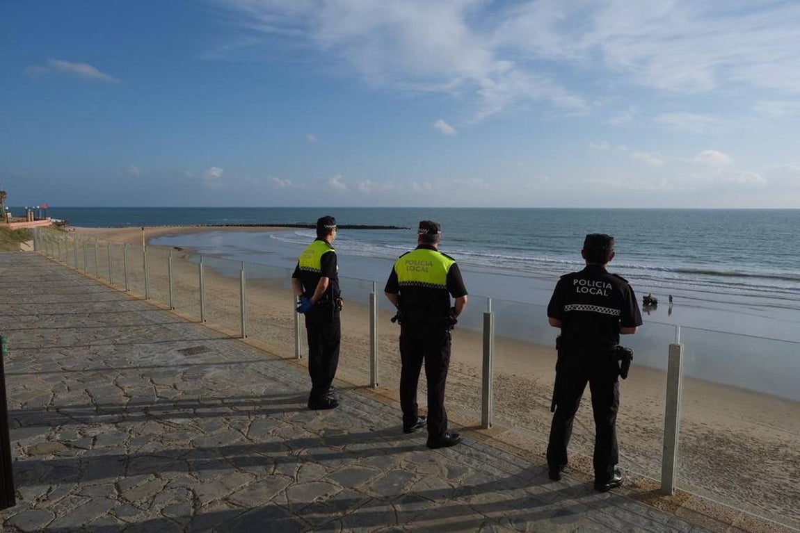 FOTOS: Agentes vigilan que no se practique surf por la tarde en Cádiz