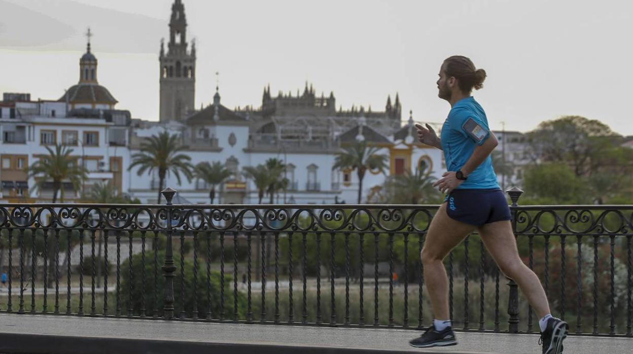 Sevilla, tomada por paseantes y deportistas