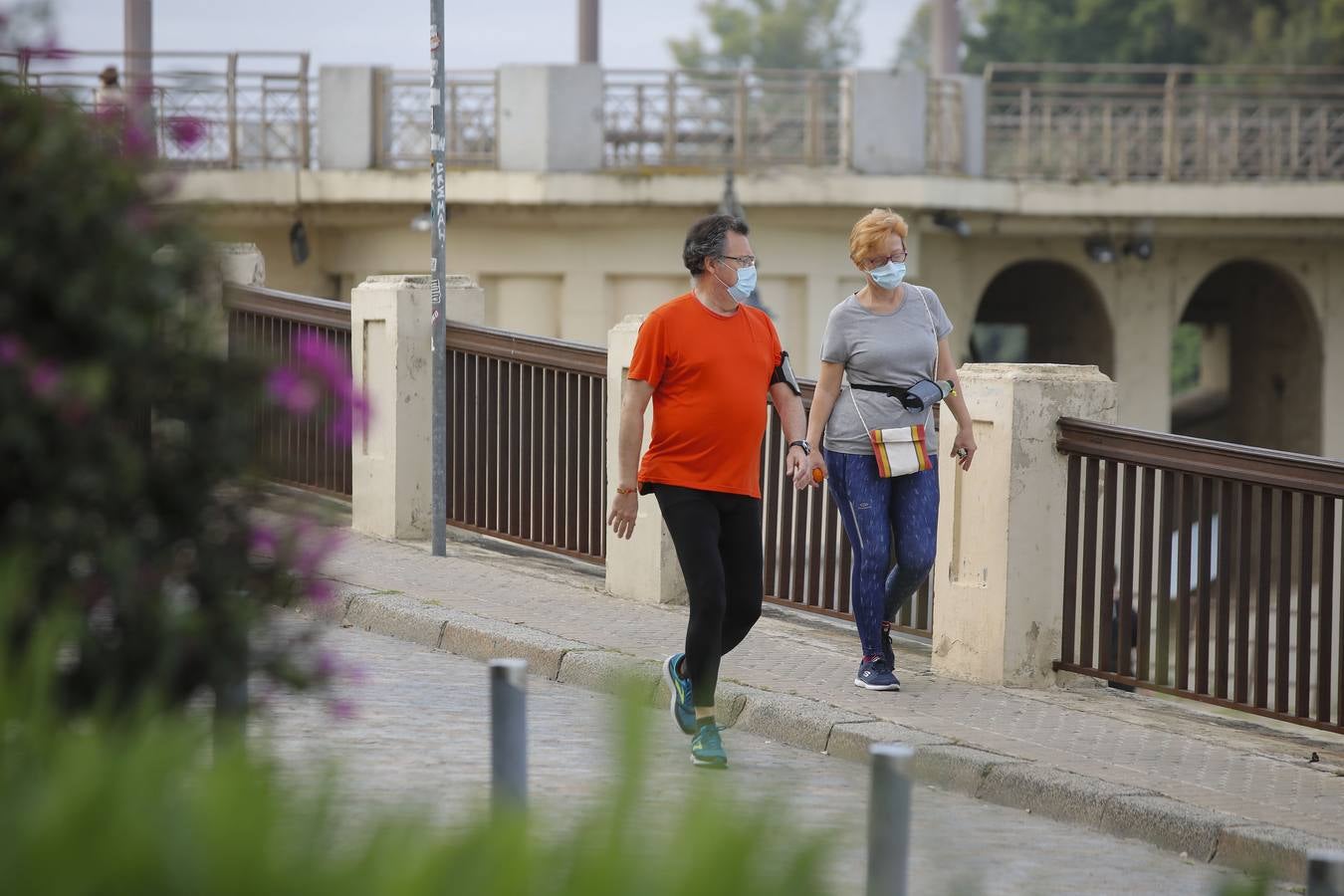 Sevilla, tomada por paseantes y deportistas