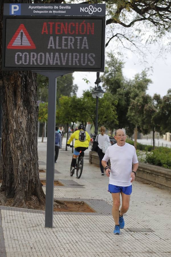 Sevilla, tomada por paseantes y deportistas