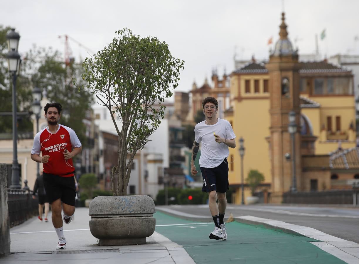 Sevilla, tomada por paseantes y deportistas