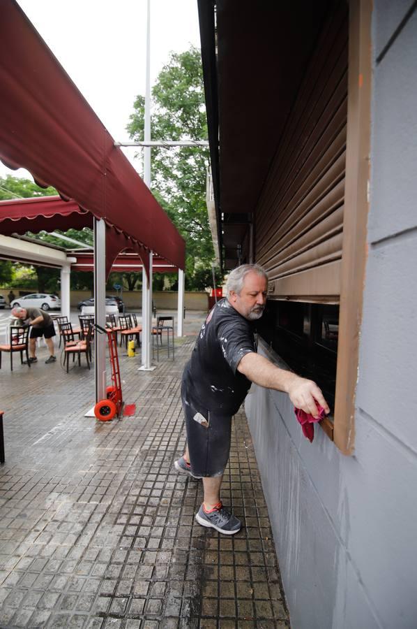 Los últimos retoques de bares y comercios para abrir, en imágenes