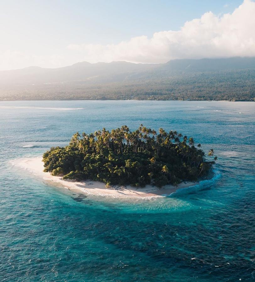 3- Samoa. Este país de la Polinesia está compuesto por dos islas, Upolu, que alberga la mayor parte de la población, y Savai’i, más salvaje. Que sea una de las zonas del Pacífico más populares no es casualidad, pues posee múltiples playas bordeadas de arrecifes, grandes cascadas y bosques tropicales que permiten que los turistas vivan experiencias inolvidables como dormir en las típicas cabañas de paja -llamadas ‘fale’-, hacer snorkel o simplemente disfrutar de sus aguas cristalinas.