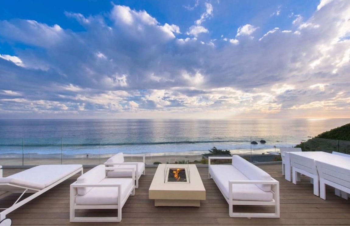 Vistas de lujo. Por mucho que muestren su vida en las redes sociales, la privacidad siempre ha sido un imprescindible en las residencias de la familia, y esta casa además de contar con un complejo equipo de videovigilancia, forma parte de una urbanización cerrada y posee acceso privado a la playa.