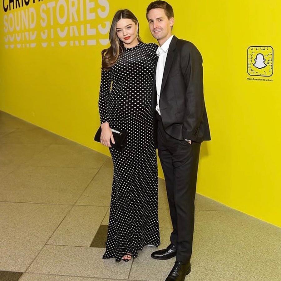 7- Evan Spiegel. Edad: 29 añosPatrimonio: 1.900 millones de dólaresEl fundador de Snapchat se enfrenta a uno de los momentos más duros de su carrera ya que os beneficios de la red social están bajando a un ritmo vertiginoso (aunque todavía sigue colándose en este tipo de listas gracias a los beneficios en bolsa de la misma). A nivel personal vive de lo más feliz junto a la modelo Miranda Kerr con quien tiene dos hijos.