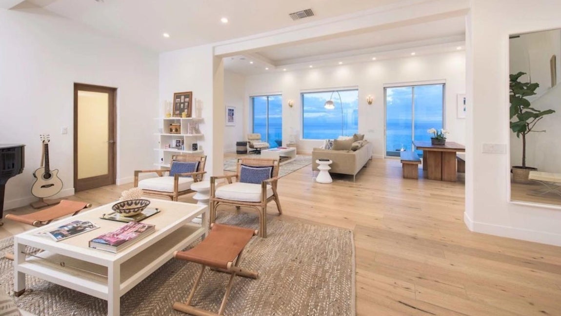 Estilo minimalista con toques tropicales. Tampoco puede faltar un gran jacuzzi, varias barras de bar repartidas en varias plantas, sala de juegos y de cine, así como varios jardines y patios.