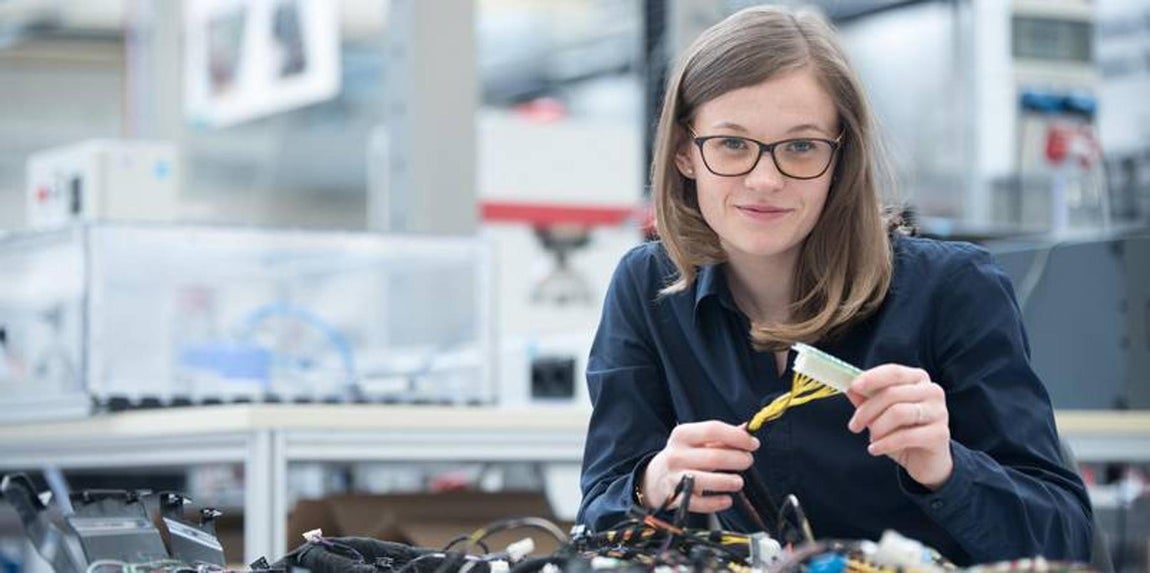 9- Lisa Draexlmaier. Edad: 29 añosPatrimonio: 1.000 millones de dólaresSe trata de una de las nuevas incorporaciones de este año a la lista. Lisa junto a su padre es el CEO de la compañía de recambios para automóviles Fritz Draexlmaier Holdings GmbH, y por lo que parece no le va nada mal.