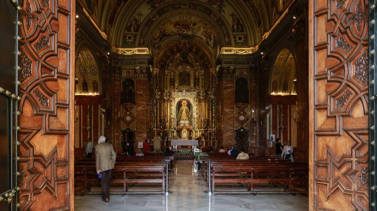 La Basílica de la Macarena abre sus puertas de nuevo