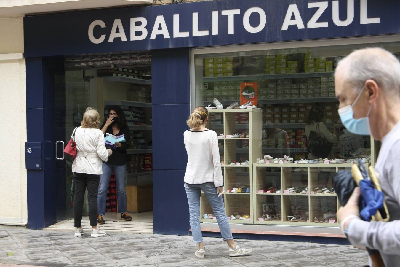 Cerca de mil bares y numerosos comercios de Sevilla reabren el primer día de la fase uno de «desescalada»