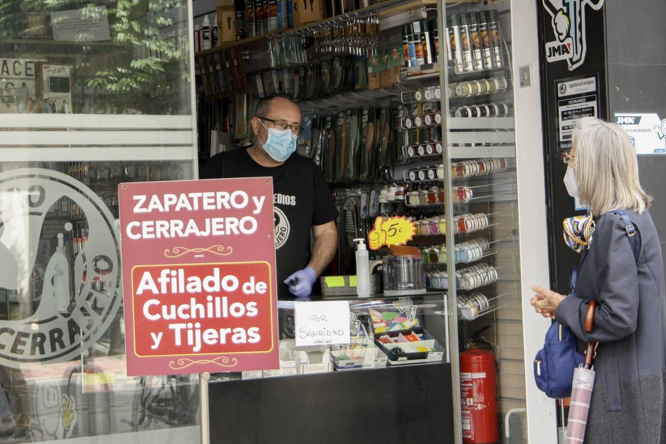 Cerca de mil bares y numerosos comercios de Sevilla reabren el primer día de la fase uno de «desescalada»