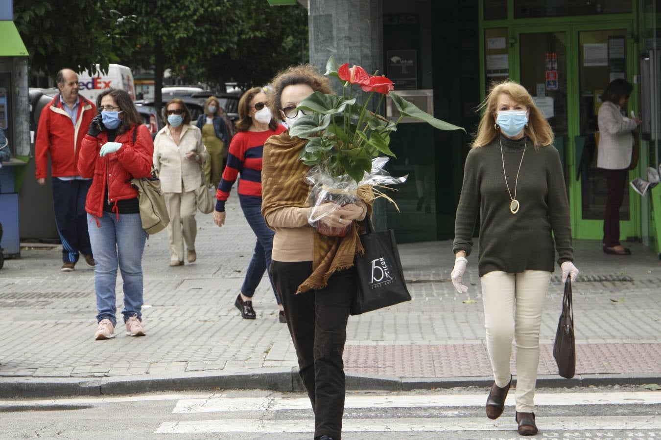 Cerca de mil bares y numerosos comercios de Sevilla reabren el primer día de la fase uno de «desescalada»