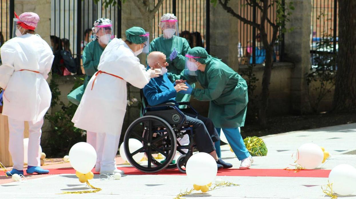 Fotos: Los mayores de Alcalá del Valle vuelven a casa