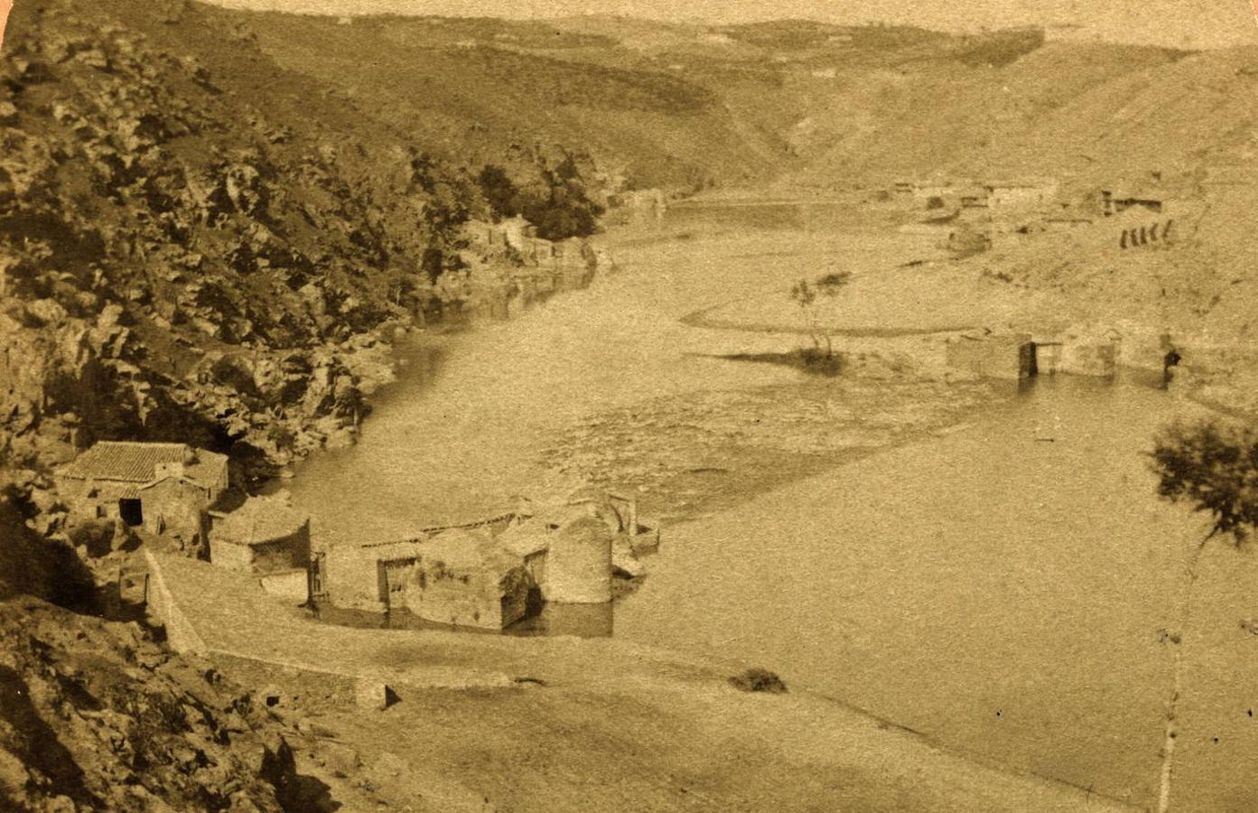 A la izquierda, los molinos de Saelices. En la orilla opuesta las aceñas del Hierro. Fragmento de una foto estereoscópica de Jean Andrieu. Archivo Municipal de Toledo. Col. Luis Alba. 